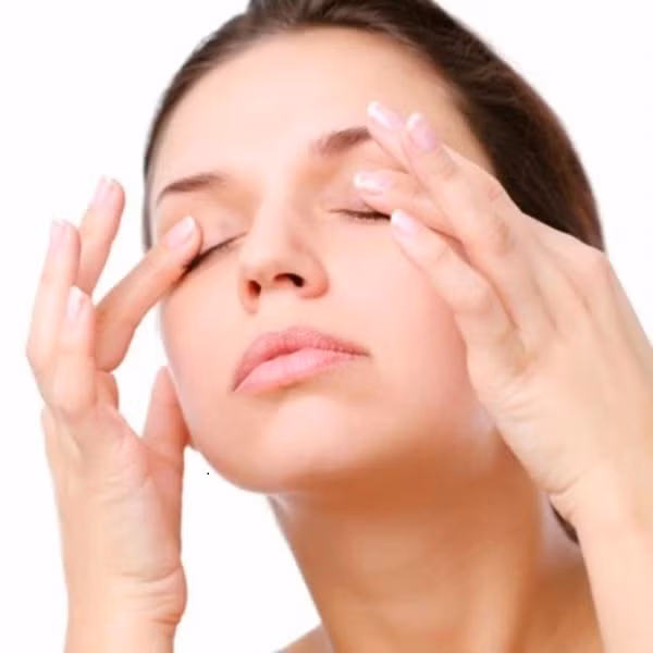 Nhiều người bị đau mắt vì dùng kính rẻ tiền. Ảnh minh họa.