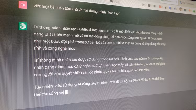 Công cụ chat GPT tự viết bài luận theo yêu cầu của người dùng. Ảnh: Trần Trân