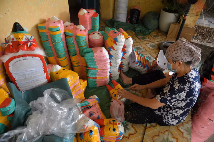 Lý giải về tên gọi mặt nạ giấy bồi, ông Đông cho hay, do đồ chơi truyền thống được làm bằng giấy và bồi bằng thủ công nên được người dân nôm na gọi là mặt nạ giấy bồi. Lý giải về tên gọi mặt nạ giấy bồi, ông Đông cho hay, do đồ chơi truyền thống được làm bằng giấy và bồi bằng thủ công nên được người dân nôm na gọi là mặt nạ giấy bồi.