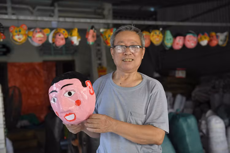Theo ông Vũ Huy Đông, chủ một cơ sở sản xuất đồ chơi Trung thu tại Hưng Yên, nghề sản xuất đồ chơi dân gian của gia đình ông có từ hơn 40 năm trước. Ngày xưa, Hợp tác xã chuyên làm trống, sau đó, các gia đình tự kinh doanh. Đến nay, một số gia đình không giữ nghề này nữa, chỉ còn một vài hộ còn bám trụ với nghề. Theo ông Vũ Huy Đông, chủ một cơ sở sản xuất đồ chơi Trung thu tại Hưng Yên, nghề sản xuất đồ chơi dân gian của gia đình ông có từ hơn 40 năm trước. Ngày xưa, Hợp tác xã chuyên làm trống, sau đó, các gia đình tự kinh doanh. Đến nay, một số gia đình không giữ nghề này nữa, chỉ còn một vài hộ còn bám trụ với nghề.