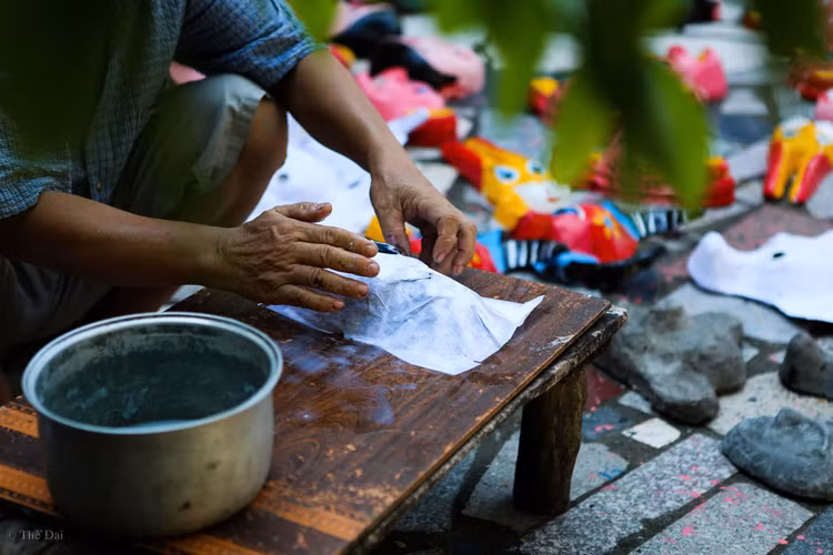 Cũng theo ông Đông, hoàn thiện một chiếc mặt nạ phải thực hiện 3 công đoạn: Bồi thô, sơn vẽ và hoàn thiện đóng gói. Mặt nạ được tạo hình bằng cách bồi giấy bìa, giấy trắng lên khuôn xi măng đúc sẵn, sử dụng hồ bột sắn kết dính các lớp giấy. Sau khi phơi khô, mặt nạ giấy trắng được người thợ sơn, vẽ tay, thổi hồn trở thành những hình thù ngộ nghĩnh. Cũng theo ông Đông, hoàn thiện một chiếc mặt nạ phải thực hiện 3 công đoạn: Bồi thô, sơn vẽ và hoàn thiện đóng gói. Mặt nạ được tạo hình bằng cách bồi giấy bìa, giấy trắng lên khuôn xi măng đúc sẵn, sử dụng hồ bột sắn kết dính các lớp giấy. Sau khi phơi khô, mặt nạ giấy trắng được người thợ sơn, vẽ tay, thổi hồn trở thành những hình thù ngộ nghĩnh.