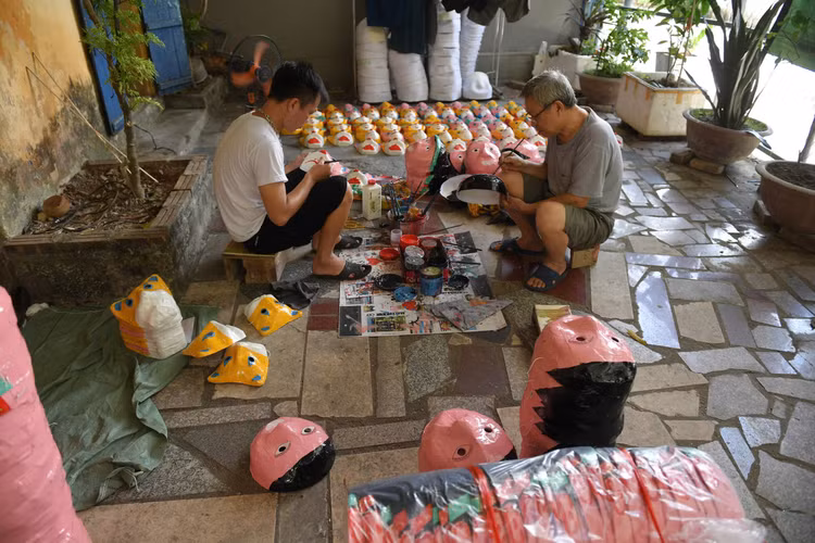 Để “bám nghề”, gìn giữ nghề truyền thống của quê hương, ông Đông bộc bạch rằng, bản thân ông cùng những người thợ phải liên tục đổi mới, cải tiến mẫu mã và bắt kịp xu hướng các hình ảnh, con vật mới lạ để phù hợp thị hiếu của em nhỏ. Để “bám nghề”, gìn giữ nghề truyền thống của quê hương, ông Đông bộc bạch rằng, bản thân ông cùng những người thợ phải liên tục đổi mới, cải tiến mẫu mã và bắt kịp xu hướng các hình ảnh, con vật mới lạ để phù hợp thị hiếu của em nhỏ.