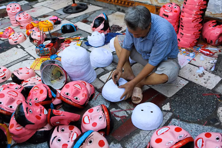 "Khâu vẽ là khó nhất, người có kinh nghiệm lâu năm mới được vẽ, bởi phải thể hiện được hồn của nhân vật. Ví dụ, vẽ Tễu nữ khác là có cái khăn vấn, còn Tễu nam không có khăn vấn, mà có râu”, ông Đông chia sẻ. "Khâu vẽ là khó nhất, người có kinh nghiệm lâu năm mới được vẽ, bởi phải thể hiện được hồn của nhân vật. Ví dụ, vẽ Tễu nữ khác là có cái khăn vấn, còn Tễu nam không có khăn vấn, mà có râu”, ông Đông chia sẻ.