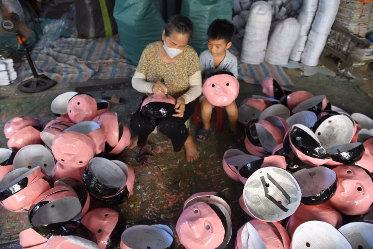 Một vài hộ dân ở làng Ông Hảo vẫn quyết tâm bám trụ với nghề đặc biệt này. Họ hoạt động và sản xuất những món đồ chơi truyền thống quanh năm, nhưng bao giờ cũng thế, dịp tất bật nhất vẫn là gần Tết Trung thu. Một vài hộ dân ở làng Ông Hảo vẫn quyết tâm bám trụ với nghề đặc biệt này. Họ hoạt động và sản xuất những món đồ chơi truyền thống quanh năm, nhưng bao giờ cũng thế, dịp tất bật nhất vẫn là gần Tết Trung thu.