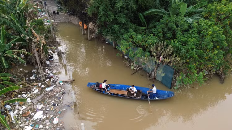 Với người làm nghề buôn bán đang cư ngụ ở khu vực gần bờ sông Hồng, những ngày này, việc vận chuyển hàng hóa khó khăn hơn rất nhiều. Với người làm nghề buôn bán đang cư ngụ ở khu vực gần bờ sông Hồng, những ngày này, việc vận chuyển hàng hóa khó khăn hơn rất nhiều.