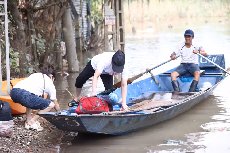 Ông Toàn trú ngõ 76 An Dương, chia sẻ: "Hàng ngày, tôi phải thức dậy sớm, kiểm tra máy móc trên thuyền để đưa người dân bãi giữa di chuyển vượt vùng ngập". Khi những chiếc thuyền của ông Toàn vừa khởi động, hàng chục người dân đã chờ sẵn. Mỗi lượt người, xe qua khu vực ngập nước, ông Toàn lấy phí 10.000 đồng. Ông cũng nói thêm, một tháng nay, nước dâng cao khiến cuộc sống của dân cư nơi này bị đảo lộn. Ông Toàn trú ngõ 76 An Dương, chia sẻ: "Hàng ngày, tôi phải thức dậy sớm, kiểm tra máy móc trên thuyền để đưa người dân bãi giữa di chuyển vượt vùng ngập". Khi những chiếc thuyền của ông Toàn vừa khởi động, hàng chục người dân đã chờ sẵn. Mỗi lượt người, xe qua khu vực ngập nước, ông Toàn lấy phí 10.000 đồng. Ông cũng nói thêm, một tháng nay, nước dâng cao khiến cuộc sống của dân cư nơi này bị đảo lộn.