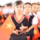 Đại diện UBND phường trao tiền hỗ trợ ngư dân. Ảnh H.Đại