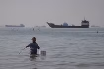Một tàu bị tấn công khi đi qua eo biển Hormuz