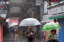 Giao thông tê liệt ở thủ đô Tokyo vì mưa lớn