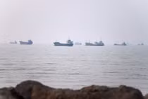 Tàu hàng bốc cháy tại eo biển Hormuz khi Mỹ - Iran leo thang xung đột