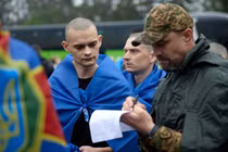 Nga và Ukraine trao đổi hàng trăm tù binh 