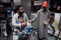 Chính phủ Pakistan trợ cấp nhiên liệu cho người có thu nhập thấp