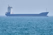 Iran nổ súng vào tàu container ở eo biển Hormuz