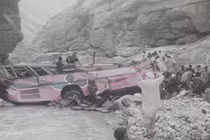 Xe buýt lao xuống vực ở Pakistan, 40 hành khách tử vong