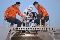 Phi hành đoàn tham gia sứ mệnh Thần Châu 21 trở về Trái Đất an toàn