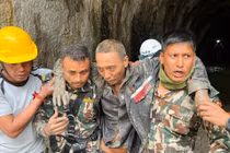Người đàn ông được giải cứu sau 10 ngày lũ quét ở Nepal