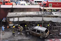 Hiện trường vụ tàu hỏa đâm xe buýt ở Bangkok, 8 người thiệt mạng