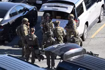 Nghi phạm bắt giữ 10 người làm con tin bị FBI bắn hạ