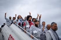 Israel trục xuất nhà hoạt động trên tàu chở hàng viện trợ tới Gaza