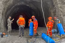 Giải cứu hai người mắc kẹt 9 ngày trong đường hầm Nepal