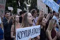 Biểu tình ở Ukraine phản đối quyết định của Tổng thống Volodymyr Zelensky 