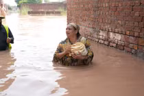 Số nạn nhân tử vong vì mưa lớn, lũ quét ở Pakistan vượt 100 người 