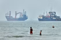 Iran đóng cửa eo biển Hormuz