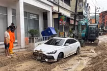 Mưa lớn kéo dài gây lũ quét trên đảo Phuket của Thái Lan