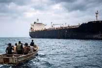 Cướp biển Somalia chiếm giữ tàu dầu ngoài khơi Yemen