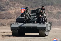 Con gái ông Kim Jong Un xuất hiện cùng cha trên xe tăng