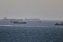 Tàu chở dầu bốc cháy ở eo biển Hormuz