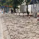 Lối đi bộ trên phố Phùng Hưng xuất hiện nhiều điểm gồ ghề, bong tróc kéo dài
