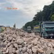 Xe ben nối đuôi, bụi phủ trắng khu dân cư ven công trường kênh La Khê