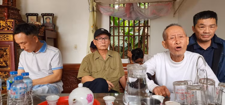 Các thành viên trong chi họ Đỗ trao đổi thông tin về vụ việc Các thành viên trong chi họ Đỗ trao đổi thông tin về vụ việc