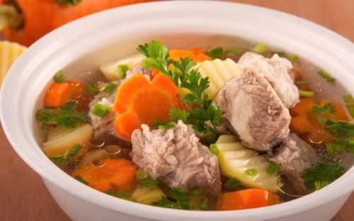 Canh sườn, củ cải, cà rốt. Ảnh Gia đình