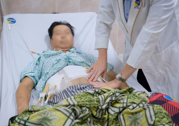Bác sĩ thăm khám cho bệnh nhân. Ảnh BVCC