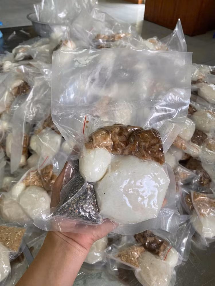 Thực phẩm hút chân không, đóng gói để bảo quản lâu hơn gửi đến người dân vùng lũ. Thực phẩm hút chân không, đóng gói để bảo quản lâu hơn gửi đến người dân vùng lũ.