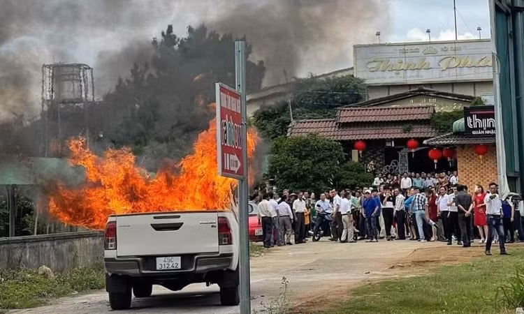 Sau khi phát ra tiếng nổ, chiếc xe bán tải cháy rụi khiến tài xế tử vong. Sau khi phát ra tiếng nổ, chiếc xe bán tải cháy rụi khiến tài xế tử vong.