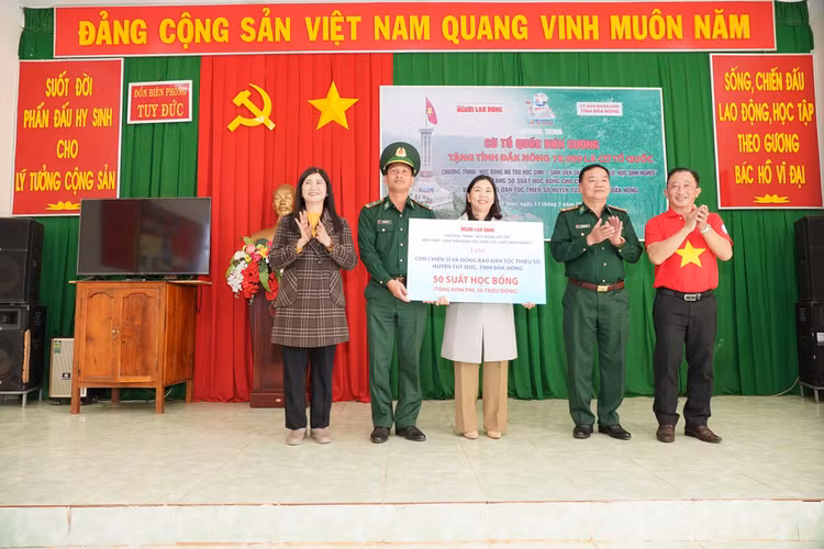 Chương trình "Học bổng hỗ trợ học sinh - sinh viên dân tộc thiểu số, học sinh nghèo" tặng 50 suất học bổng cho con chiến sĩ và đồng bào dân tộc thiểu số huyện Tuy Đức.