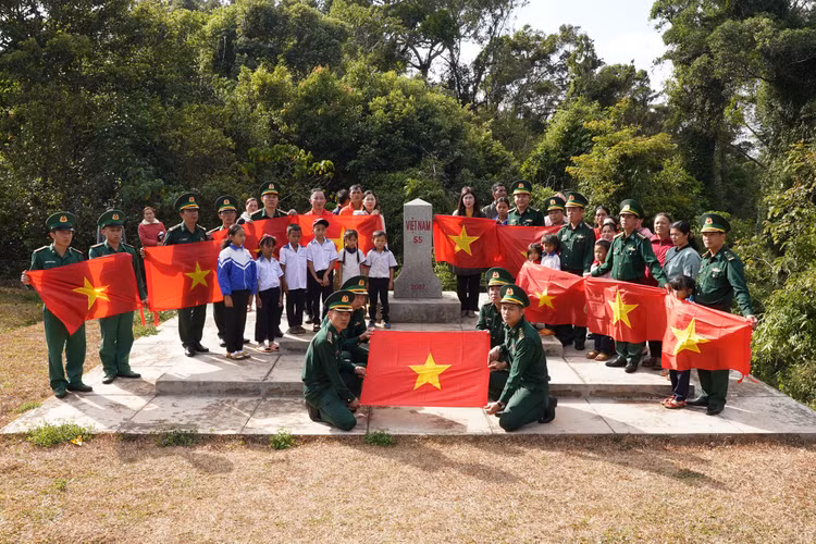 Chương trình "Cờ Tổ quốc biên cương" trao tặng tỉnh Đắk Nông 10.000 lá cờ Tổ quốc.