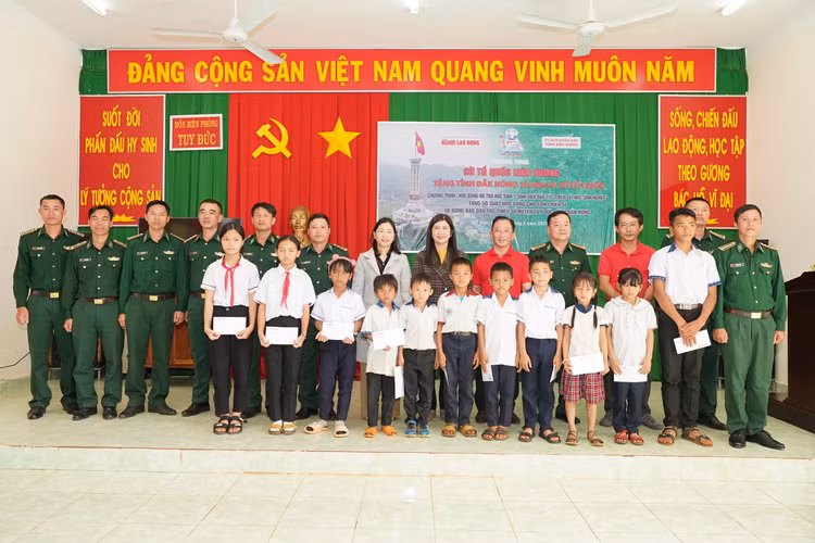 Chương trình "Học bổng hỗ trợ học sinh - sinh viên dân tộc thiểu số, học sinh nghèo" tặng 50 suất học bổng cho con chiến sĩ và đồng bào dân tộc thiểu số huyện Tuy Đức.