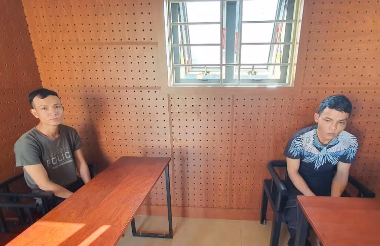 2 đối tượng tại cơ quan công an. 2 đối tượng tại cơ quan công an.