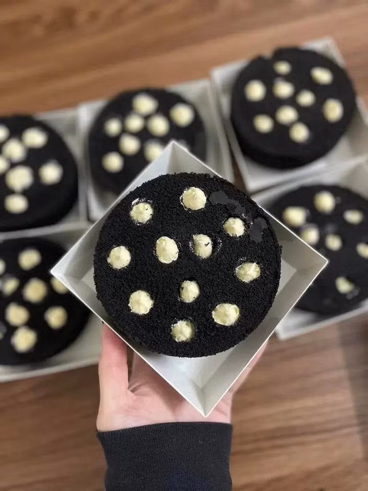 Đu trend làm bánh "viên than tổ ong" nhân sốt trứng muối Đu trend làm bánh "viên than tổ ong" nhân sốt trứng muối