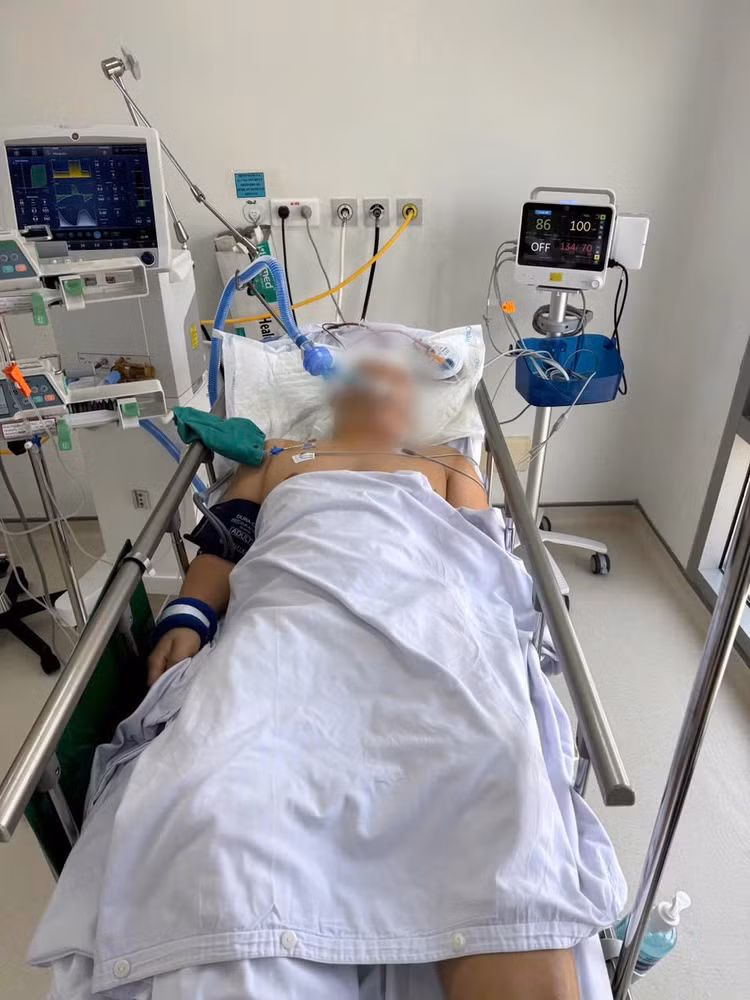 Bệnh nhân đã ổn định và được điều trị tích cực tại phòng hồi sức Bệnh nhân đã ổn định và được điều trị tích cực tại phòng hồi sức