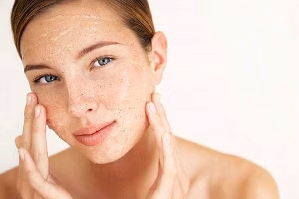 Dùng sữa rửa mặt không phù hợp.Sữa rửa mặt phù hợp là sản phẩm khi sử dụng trên da sẽ không gây kích ứng, khô ráp và khó chịu. Tùy thuộc vào tình trạng mỗi loại da như da dầu, da khô, da nhạy cảm hay da hỗn hợp mà việc lựa chọn sử dụng các loại sữa rửa mặt sẽ khác nhau. Ảnh minh họa