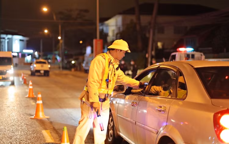Lực lượng CSGT Công an TP Đà Lạt kiểm tra nồng độ cồn. (Ảnh: C.A TP Đà Lạt).