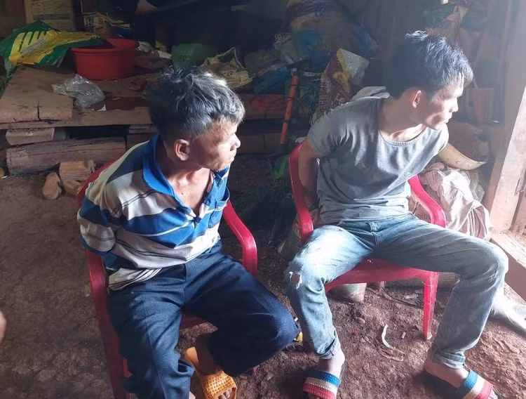 Công an huyện Ea H’leo bắt quả tang hai đối tượng Nông Văn Thiết và Sầm Đức Linh đang có hành vi mua bán, tàng trữ trái phép chất ma túy. Công an huyện Ea H’leo bắt quả tang hai đối tượng Nông Văn Thiết và Sầm Đức Linh đang có hành vi mua bán, tàng trữ trái phép chất ma túy.