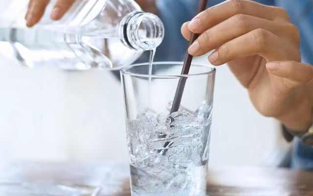 Uống nước đá nhiều trong thời tiết nắng nóng, coi chừng rước bệnh vào thân. Ảnh minh họa
