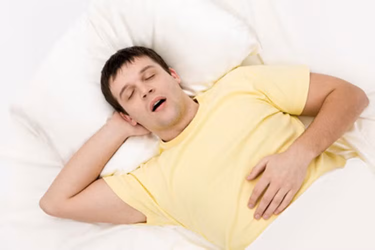 Thở bằng miệng: Thói quen hít thở bằng miệng có thể làm khuôn mặt bạn dài hơn, hàm hõm vào, mũi xệ và thậm chí là răng mọc xô lệch tạo nên” răng hô, mỏ nhọn, mũi tẹt”. Ảnh minh họa
