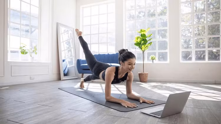 Giãn cơ đùi: Một trong những bộ phận thường gây nhức mỏi của người làm văn phòng chính là cơ đùi. Bài tập giãn cơ đùi là sự kết hợp của các động tác giãn cơ hông và phần thân dưới. Cách thực hiện: Ngồi tự nhiên, dang rộng hai chân sao cho ngón chân hướng ra ngoài và người hơi nghiêng về phía trước, khuỷu tay đặt trên đùi. Giữ lưng thẳng và cơ bụng co lại. Nhẹ nhàng đẩy người về phía trước kết hợp với việc dùng khuỷu tay để đẩy đùi ra hai bên cho đến khi bạn thấy căng đùi ở trong. Giữ yên trong vòng 15 giây, bạn có thể luyện tập đều đặn 10 -15 nhịp cho bài tập này. Giãn cơ đùi: Một trong những bộ phận thường gây nhức mỏi của người làm văn phòng chính là cơ đùi. Bài tập giãn cơ đùi là sự kết hợp của các động tác giãn cơ hông và phần thân dưới. Cách thực hiện: Ngồi tự nhiên, dang rộng hai chân sao cho ngón chân hướng ra ngoài và người hơi nghiêng về phía trước, khuỷu tay đặt trên đùi. Giữ lưng thẳng và cơ bụng co lại. Nhẹ nhàng đẩy người về phía trước kết hợp với việc dùng khuỷu tay để đẩy đùi ra hai bên cho đến khi bạn thấy căng đùi ở trong. Giữ yên trong vòng 15 giây, bạn có thể luyện tập đều đặn 10 -15 nhịp cho bài tập này.